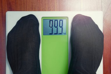 Sabah ölçekte closeup erkek ayakta