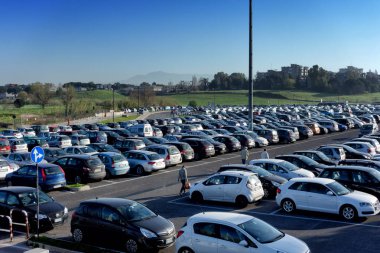 Rome, İtalya - Jun 2016: Arabalar Park tam