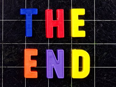 Son yazı tahtası veya kara tahta üzerindeki manyetik renkli harfler