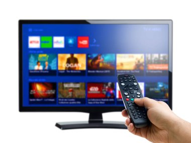 Internet veya isteğe bağlı tv ekranda beyaz işaret eden el uzaktan kumanda