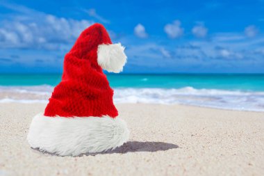Kırmızı Xmas veya Noel Santa şapka Cennet plaj üzerinde