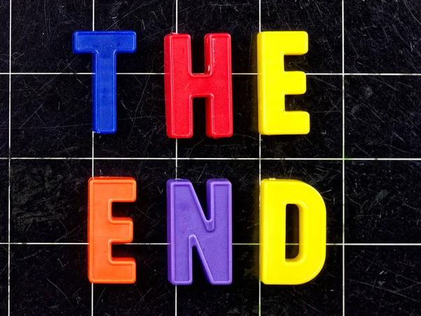 Son yazı tahtası veya kara tahta üzerindeki manyetik renkli harfler