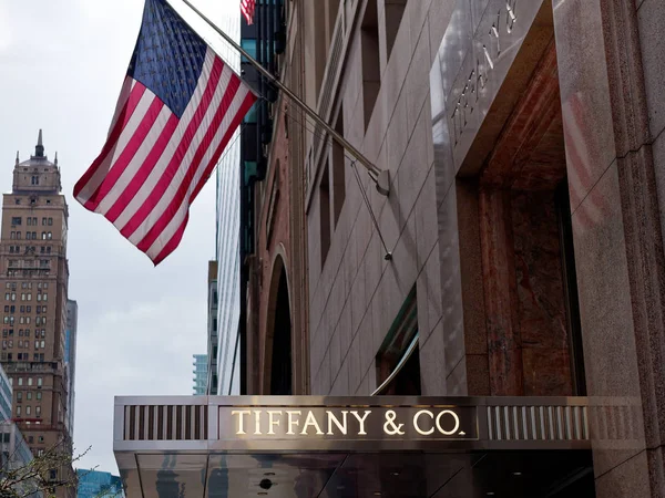 New York City, Amerika Birleşik Devletleri - Nisan 2018: Tiffany & Co Sign dükkanı ve ABD veya Manhattan'ın Amerikan bayrağı