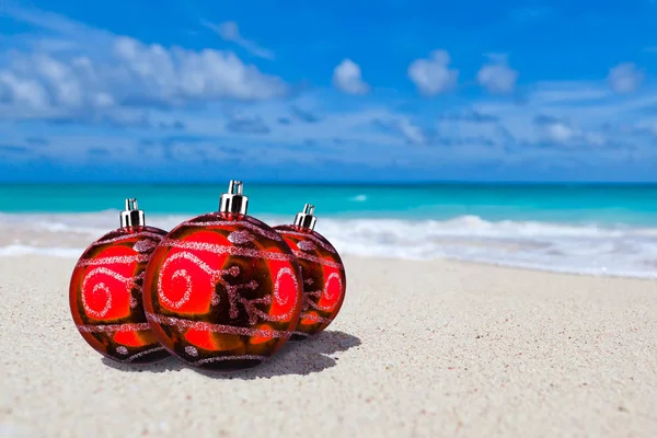 Rosso Natale Palle Natale Sulla Spiaggia Paradiso — Foto Stock