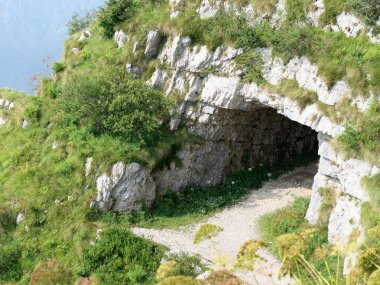 tünel veya dağ mağarada