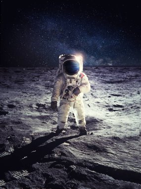 Ay yüzeyinde astronot veya uzay adamı ayakta. Nasa tarafından sağlanan görüntü unsurları