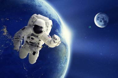 Astronot veya Earth gezegen ve ay arka plan ile uzayda yüzen uzay adamı. Nasa tarafından sağlanan görüntü öğesi