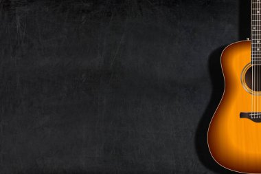 Boş yazı tahtası veya tahta karşı klasik gitar