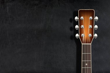 Boş yazı tahtası veya tahta karşı baş klasik gitar
