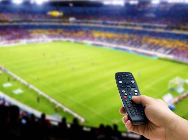 Futbol ya da futbol el holding uzaktan kumandadaki maç Tv ya da televizyon
