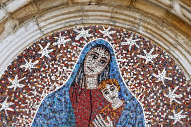 Ceccano İtalya kilisede Maria ve İsa çocuk mozaik dış
