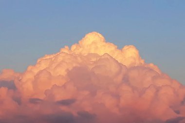 Gökyüzünde kırmızı büyük bulut