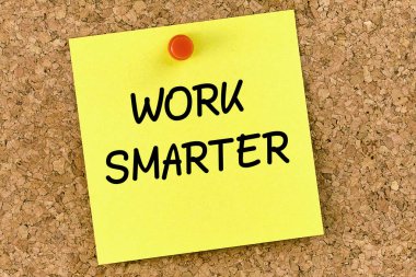İş akıllı Postit Not Pinned için Cork Board veya corkboard