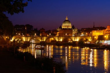 Roma alacakaranlık görünümünü St. Peter kubbe, Tiber Nehri'ne ve St. Angel Köprüsü