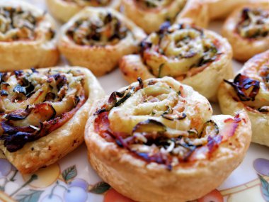 Mini pizza parma jambonu ve sebze rulo