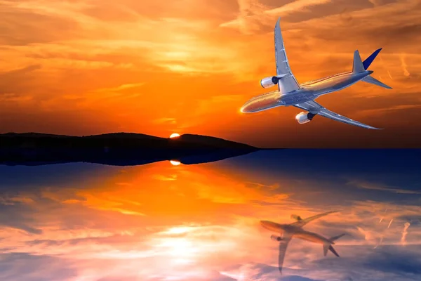 Αεροπλάνο Πετώντας Προς Ήλιο Στο Ηλιοβασίλεμα Ανατολή Του Ηλίου Στη — Φωτογραφία Αρχείου