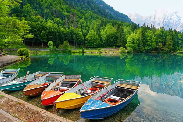 Barcos Coloridos Lago Montanha — Fotografia de Stock