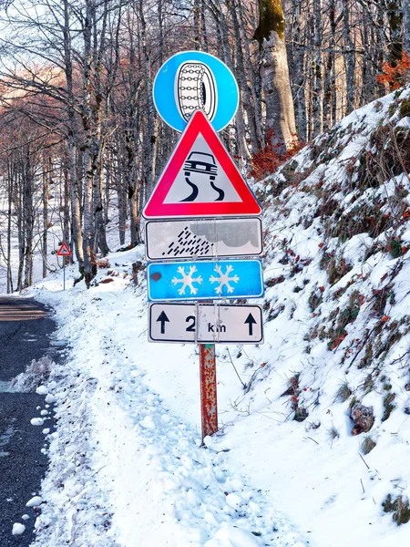 Προειδοποιητικό Σημάδι Δρόμο Χιόνι Ορεινό Δρόμο — Φωτογραφία Αρχείου