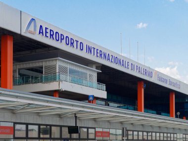 Palermo, İtalya - Ağustos 2018: Intrnational Palermo Havaalanı dış görünümü