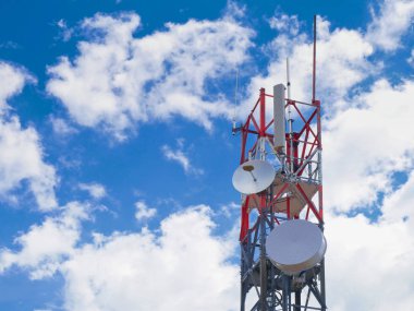 Mavi gökyüzü üzerinde anten