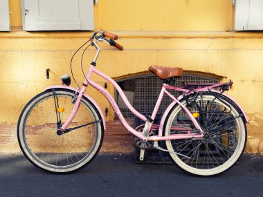 Heidelberg, Almanya - Eylül 2018: eski pembe Bisiklet sokağın duvardaki
