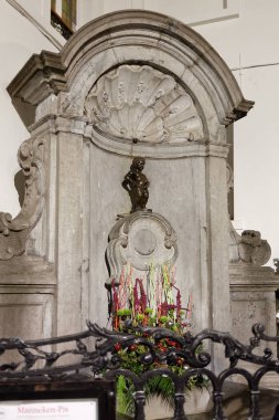 Brussels, Belçika - Ekim 2018: Gece Brüksel da Manneken Pis heykeli