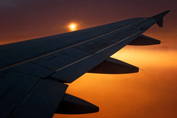 Αεροπλάνο Πετώντας Φτερό Σιλουέτα Στο Ηλιοβασίλεμα Sunrise — Φωτογραφία Αρχείου