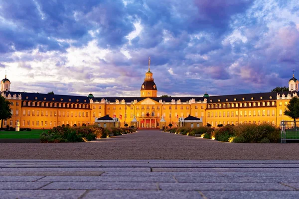 Karlsruhe Almanca Palace alacakaranlıkta