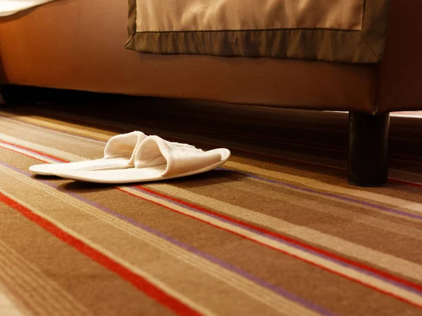 Beyaz Slipers Yatak Odası Vurdu — Stok fotoğraf