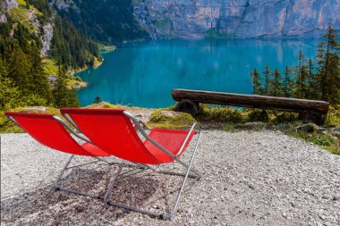 Yaz rahatlatıcı, dağ Gölü, boş şezlonglar görüntülemek