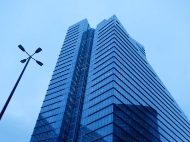 modern bina gökdelen ve sokak lambası