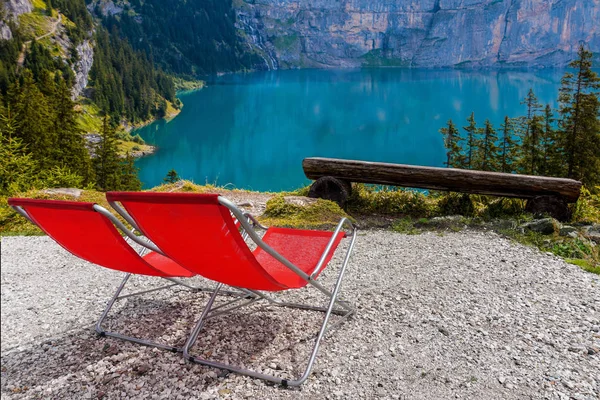 Espreguiçadeiras Vagas Lago Montanha Verão Vista Relaxante — Fotografia de Stock