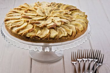 Cam pasta elmalı turta pastaya üzerinde beyaz ahşap masa standı