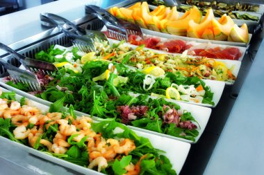 Self servis Restoran, lezzetli yemek çelik tepsisi dolu