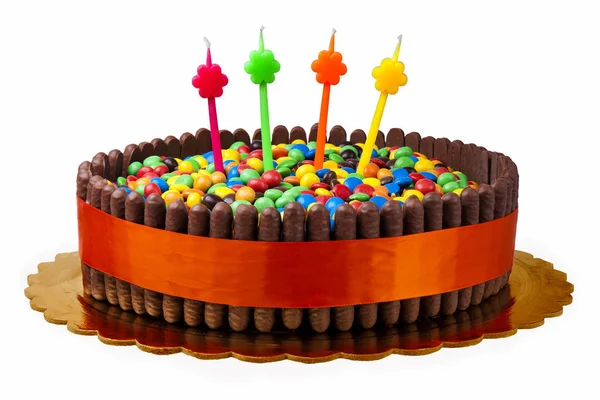 Bunter Kuchen Mit Kerzen Und Schokoladenbonbons Isoliert — Stockfoto