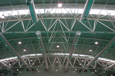 Modern ambar çatı veya tavan ile havalandırma turbing lambalar ile donatılmış