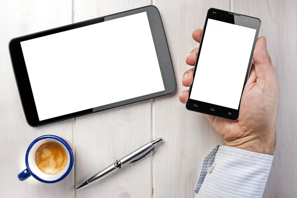 Geschäftsmann Hält Smartphone Neben Tablet Mit Leerem Bildschirm Auf Weißem — Stockfoto