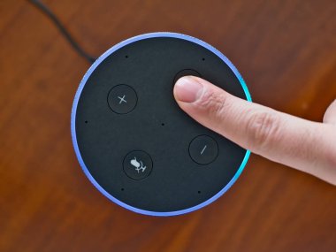 Akıllı hoparlör üstten görünüm yapay zeka Yardımcısı ses kontrolü mavi yüzük parmağı
