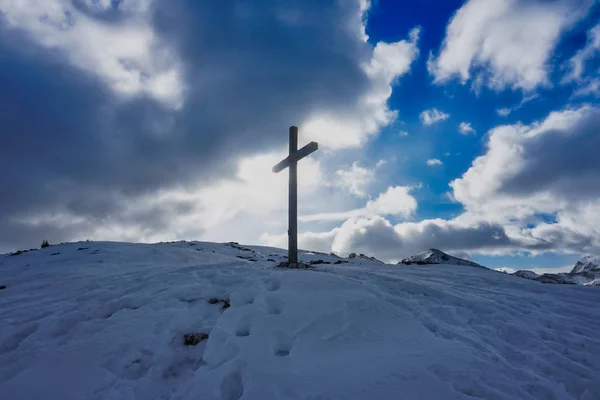 Christian Cross Silhueta Céu Nuvens Montanha Neve — Fotografia de Stock