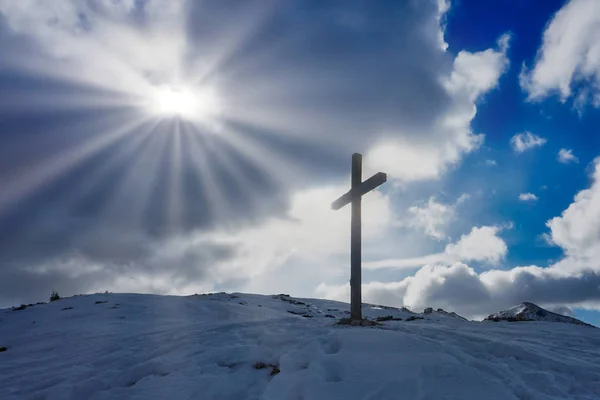 Christian Cross Silhueta Céu Nuvens Luz Solar — Fotografia de Stock