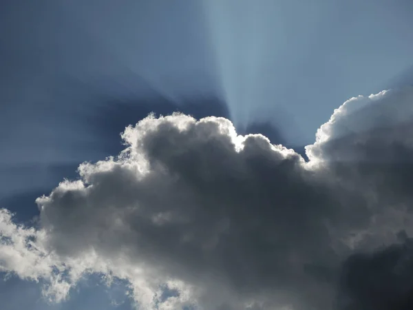 Ακτίνες Του Ήλιου Πίσω Από Σύννεφα Στον Ουρανό — Φωτογραφία Αρχείου