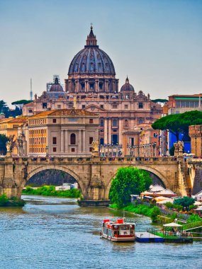 Saint Peter Bazilikası'nın Tiber Nehri Roma İtalya