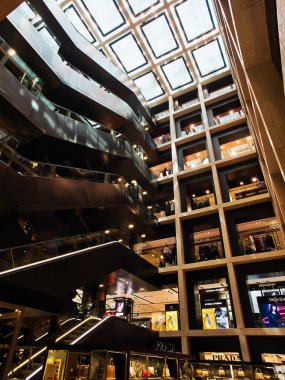 Roma, İtalya - Ağustos 2018: İç alışveriş merkezi veya alışveriş merkezinde vurdu