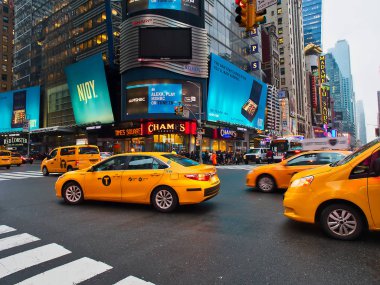 New York City, Amerika Birleşik Devletleri - Nisan 2018: Manhattan taksi insanlar ve işareti neon