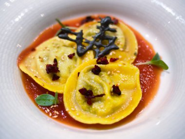 Agnolotti veya mantı makarna yemek closeup dolması