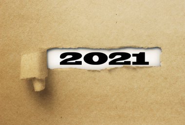 Yeni yıl 2021 beyaz arka plan üzerinde ifşa yırtık veya yırtık kağıt