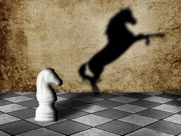 Cavallo a scacchi con ombra come un cavallo selvaggio su una scacchiera. Concetto di potenzialità — Foto Stock