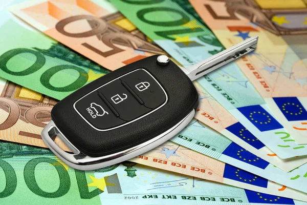 Modernes Schlüsselauto auf Euro-Banknoten Nahaufnahme — Stockfoto