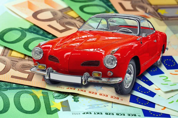 Auto d'epoca giocattolo rosso sulle banconote in euro primo piano — Foto Stock