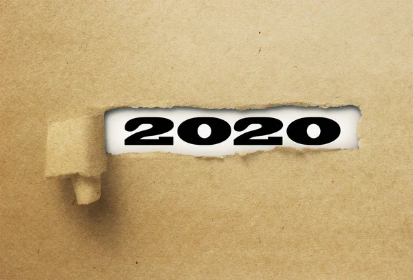 Rasgado ou rasgado papel revelando ano novo 2020 no fundo branco — Fotografia de Stock